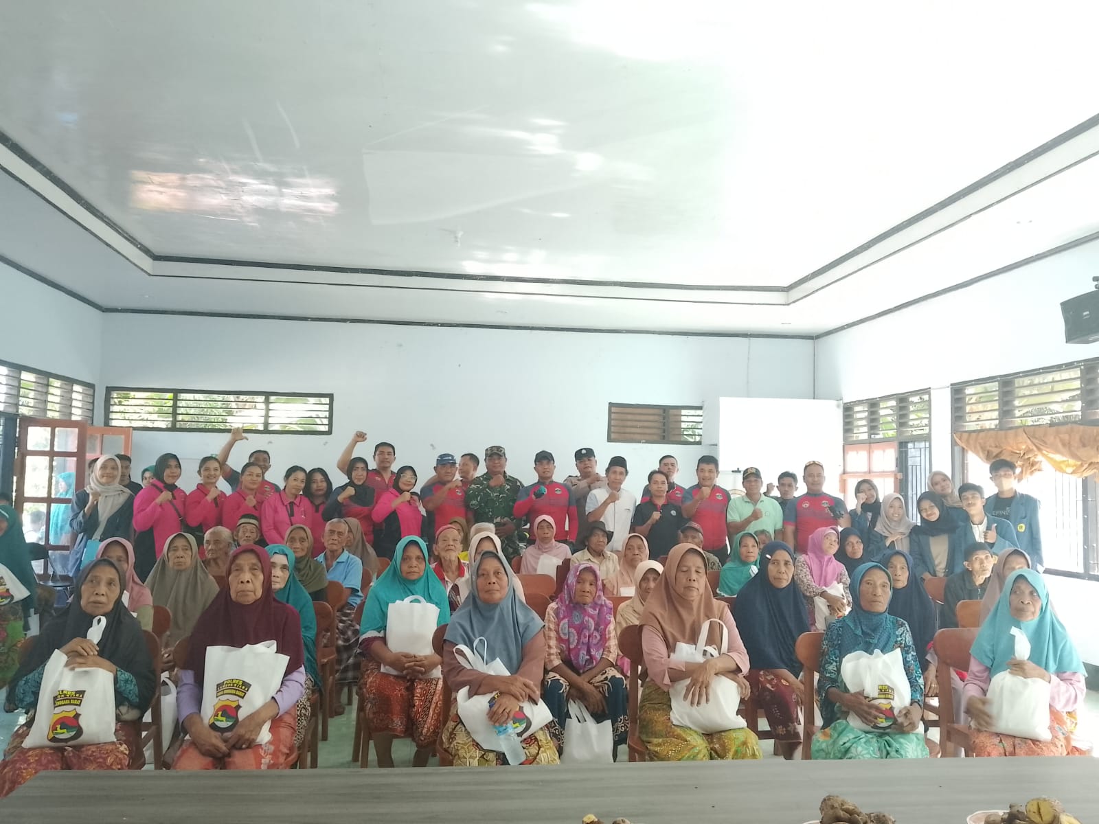 Kapolres Lombok Utara Gowes Kamtibmas di Desa Genggelang, Salurkan Bansos dan Layanan Kesehatan Gratis