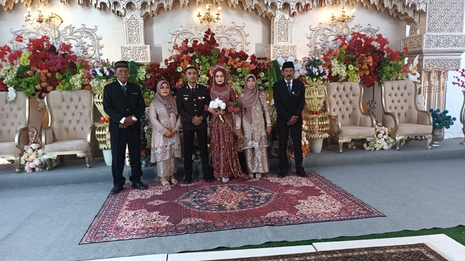 BERLANGSUNG KHIDMAT,ACARA AKAD NIKAH ANAK KAMI BRIGADIR RADEN PAMBE WAHYU NINGRAT DAN  ITA PUTRI HANDAYANI,SE. SATUKAN DUA KELUARGA,ANTARA LOMBOK UTARA DAN DOMPU.