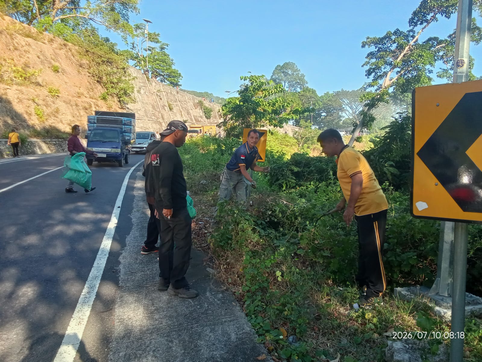 Dalam rangka menyambut HUT KLU yang ke 18 beserta HUT LRI Dan HUT RI ke 81Pemda lombok Utara melakukan giat gotong bersihkan lingkungan pada Jumat pagi 10/07/2026